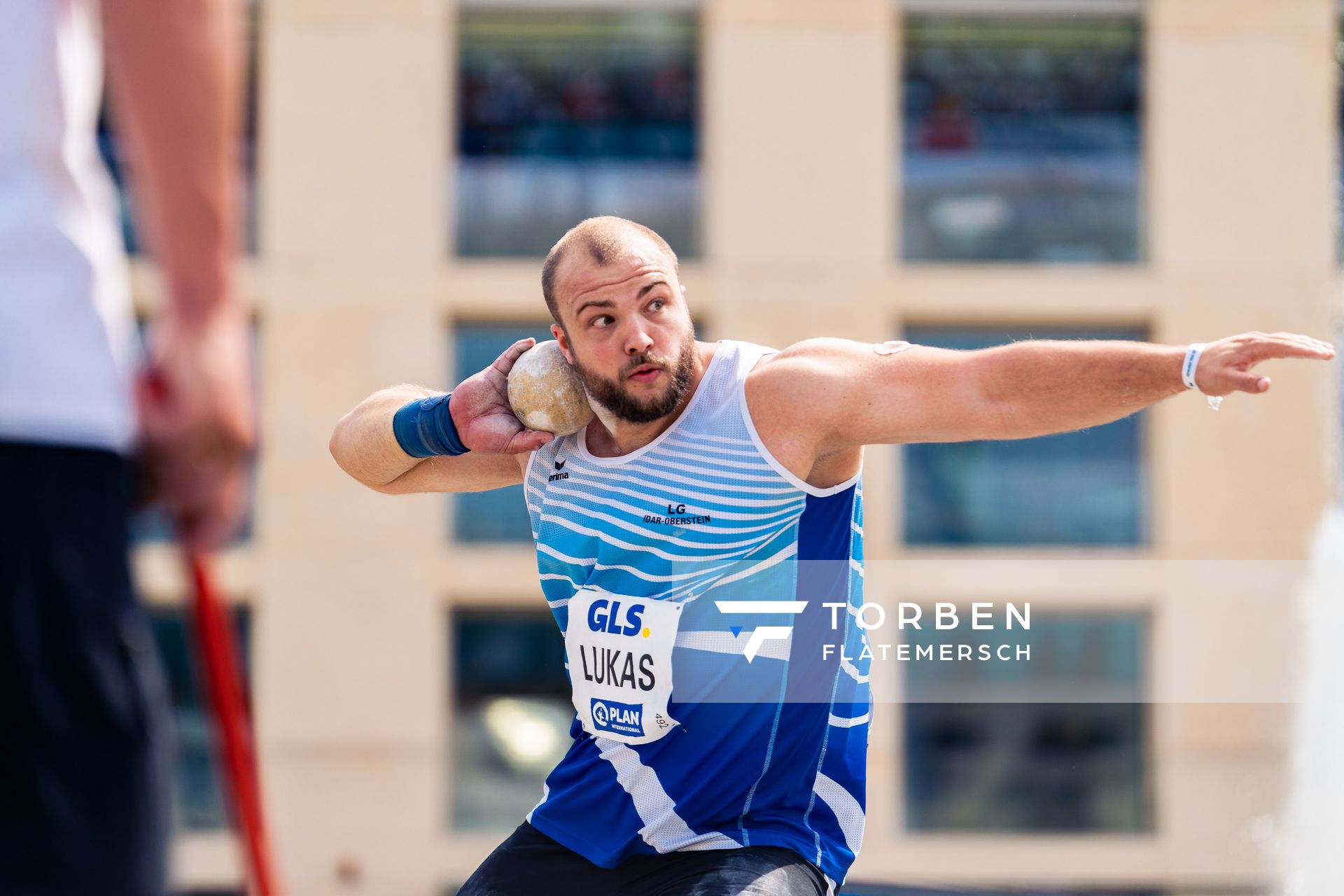 Dennis Lukas (SSV Gymnasium Heinzenwies) beim Kugelstossen waehrend der deutschen Leichtathletik-Meisterschaften auf dem Pariser Platz am 24.06.2022 in Berlin